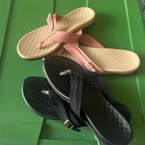 NWOT 2 PAIRS OF FLIP FLOPS (9)
